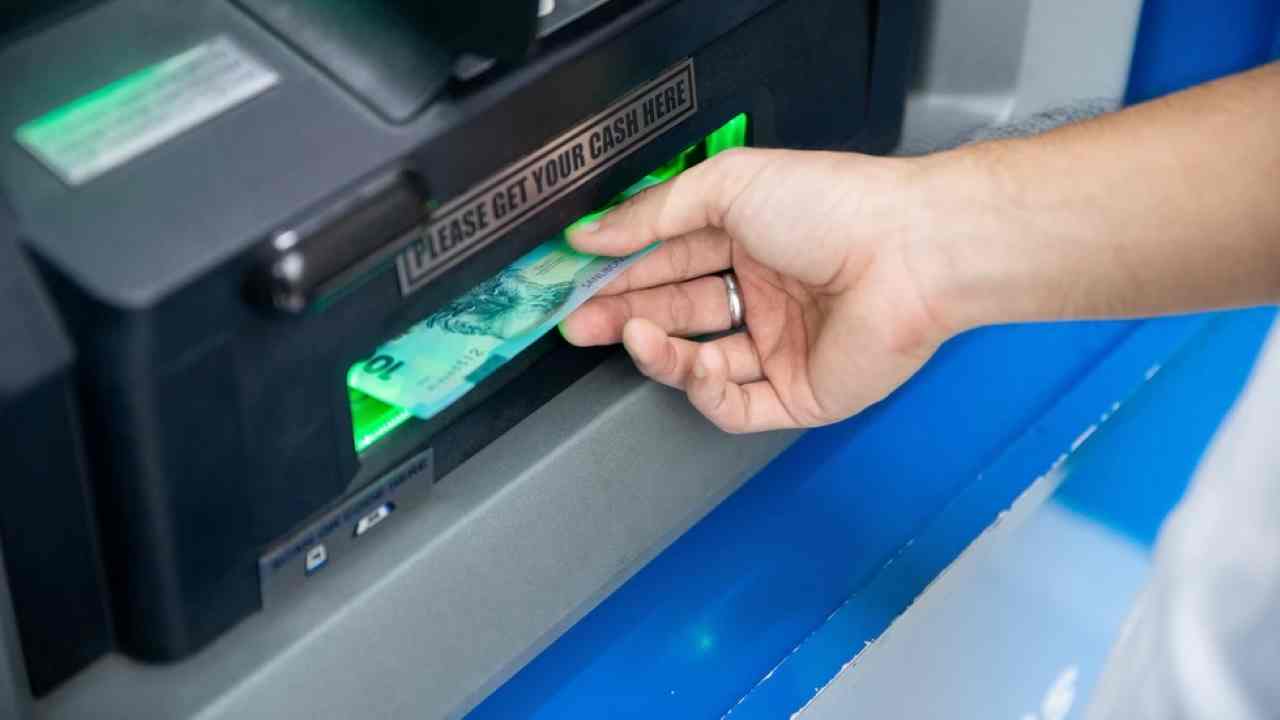 Cosa succede se trovi una banconota vicino al Bancomat? Ecco la risposta