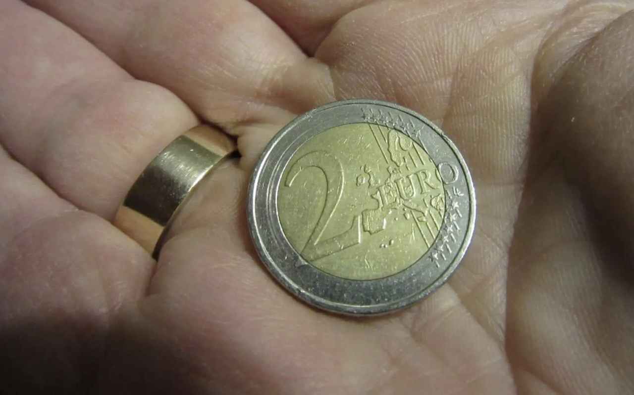 Hai ancora i due euro con i fiori? Ecco il valore odierno