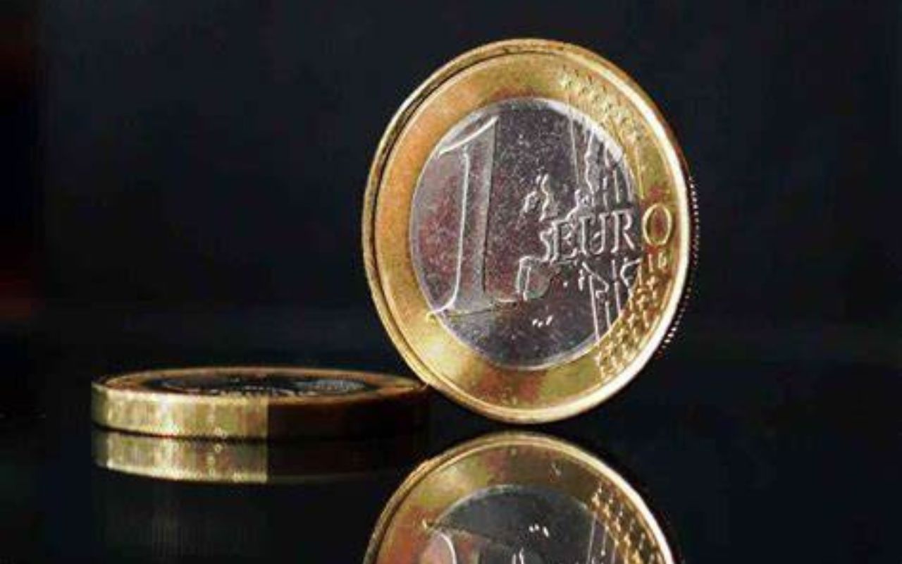 Hai la moneta da 1 euro con la croce? Ecco quanto può valere