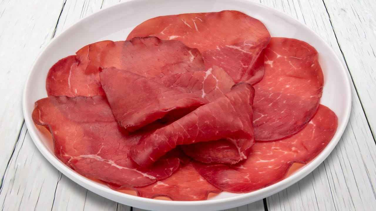 Mangiare bresaola ogni giorno fa male? Ecco la risposta dell’esperto