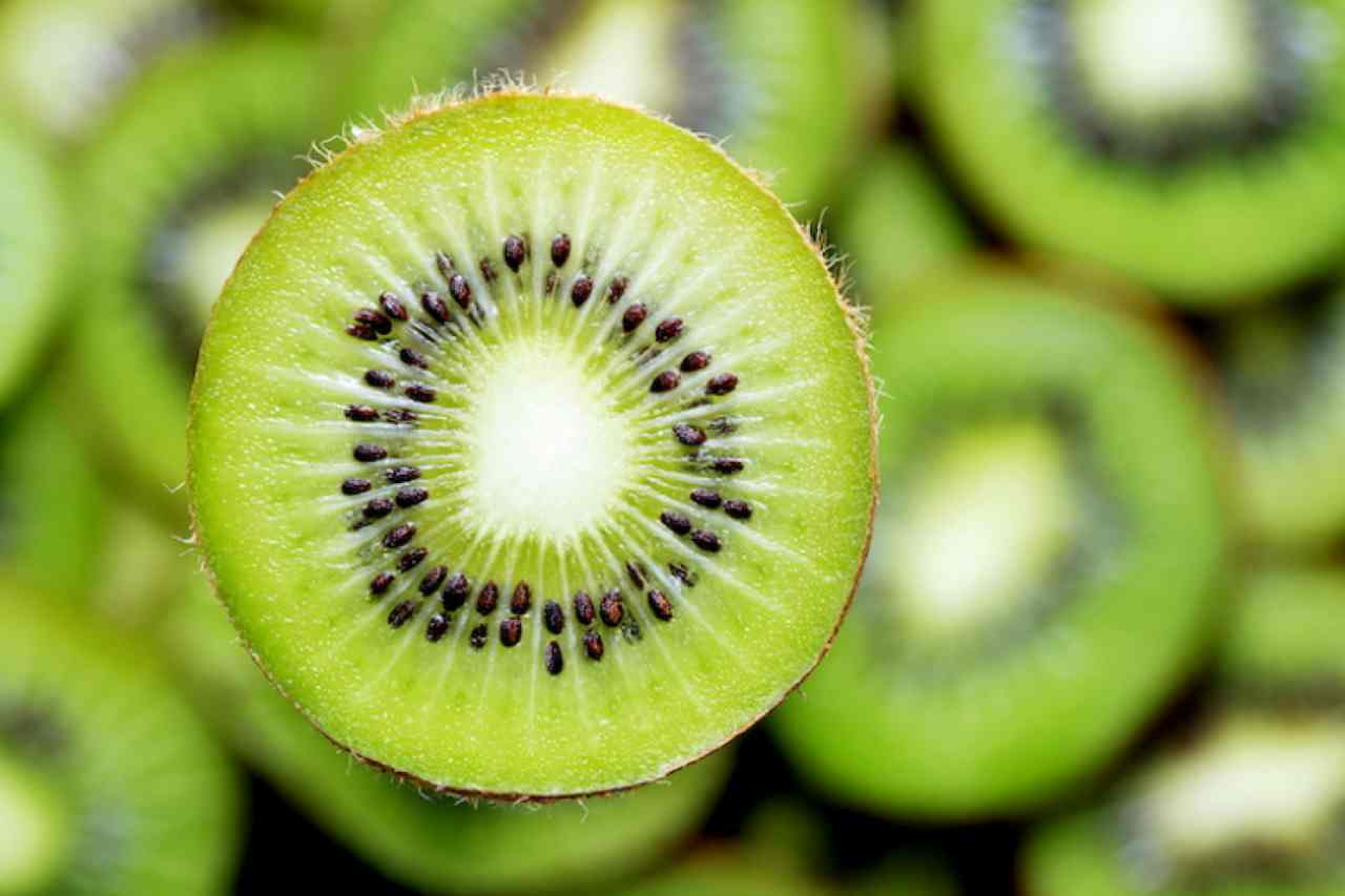 Mangiare kiwi fa bene alla salute? Ecco la risposta