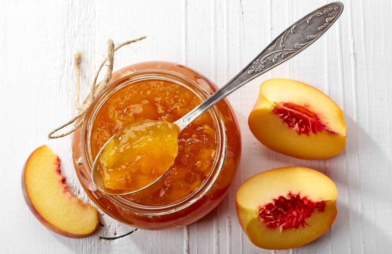 Mangiare marmellata di pesche: attenzione, ecco le conseguenze