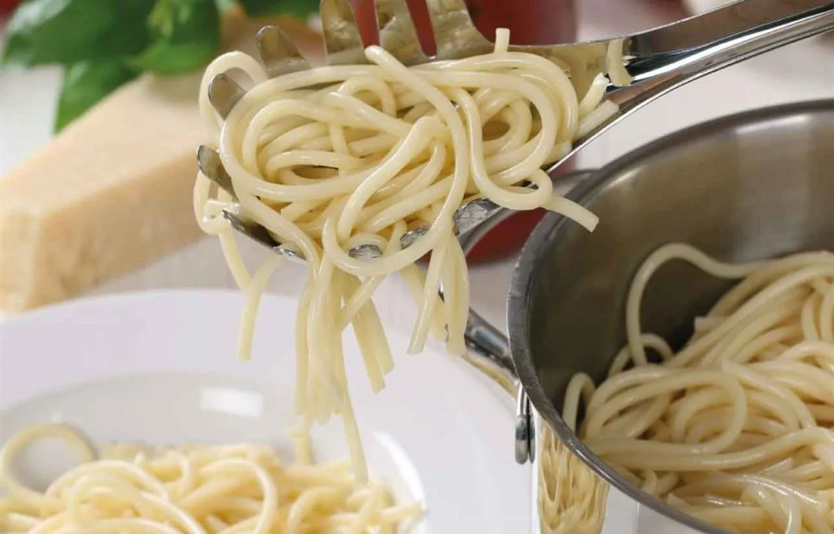 Mangiare pasta scotta: attenzione alle conseguenze