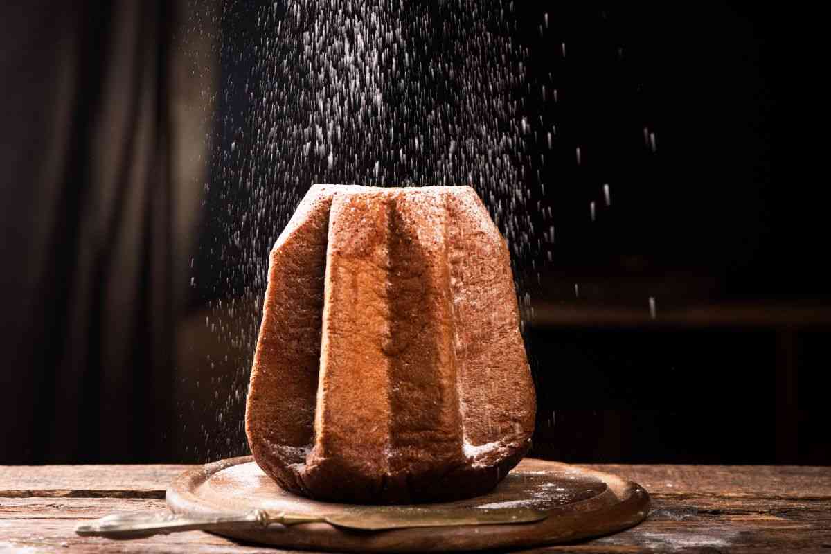 Quadrotti al cocco col pandoro avanzato: la ricetta zerosprechi per una colazione golosissima